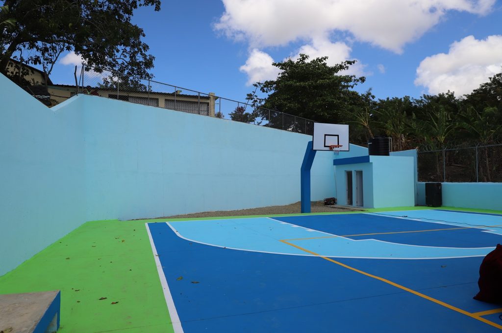 SANTIAGO (R. Dominicana).- La Empresa de Generación Hidroeléctrica Dominicana (EGEHID) dejó inaugurada una cancha mixta de baloncesto y voleibol, así como un mirador recreativo en el municipio de Baitoa, en Santiago, como parte del compromiso social de contribuir en el desarrollo de comunidades cercanas a los complejos hidroeléctricos.