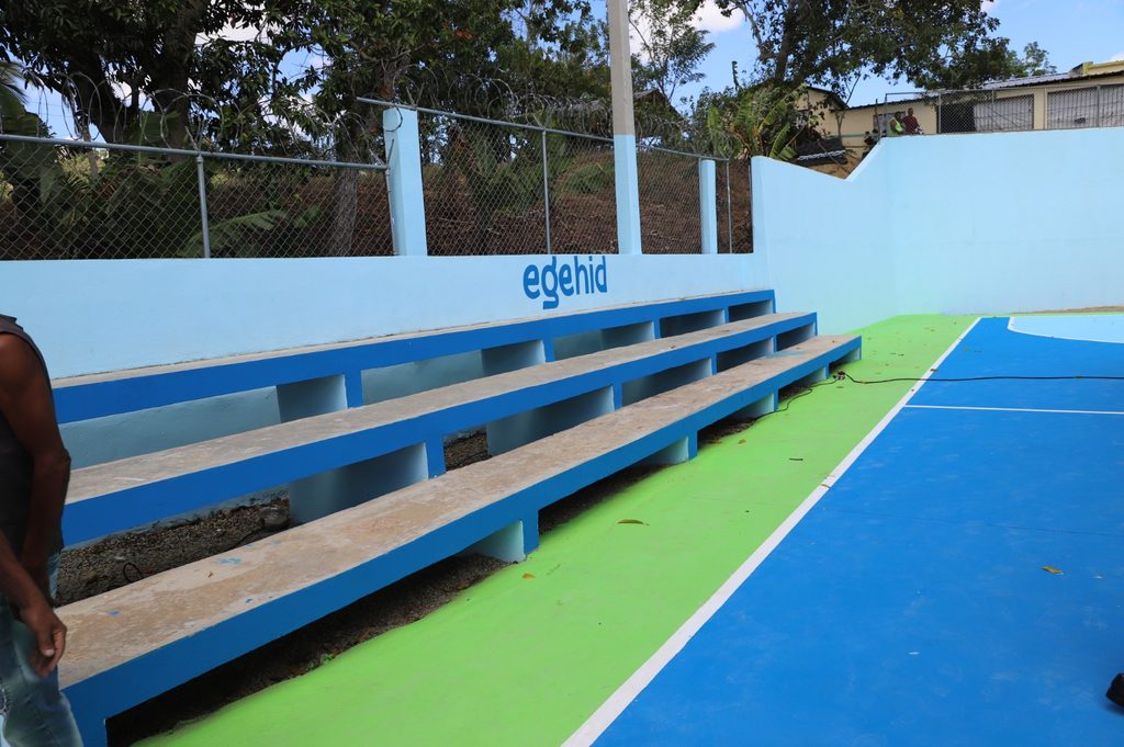 SANTIAGO (R. Dominicana).- La Empresa de Generación Hidroeléctrica Dominicana (EGEHID) dejó inaugurada una cancha mixta de baloncesto y voleibol, así como un mirador recreativo en el municipio de Baitoa, en Santiago, como parte del compromiso social de contribuir en el desarrollo de comunidades cercanas a los complejos hidroeléctricos.