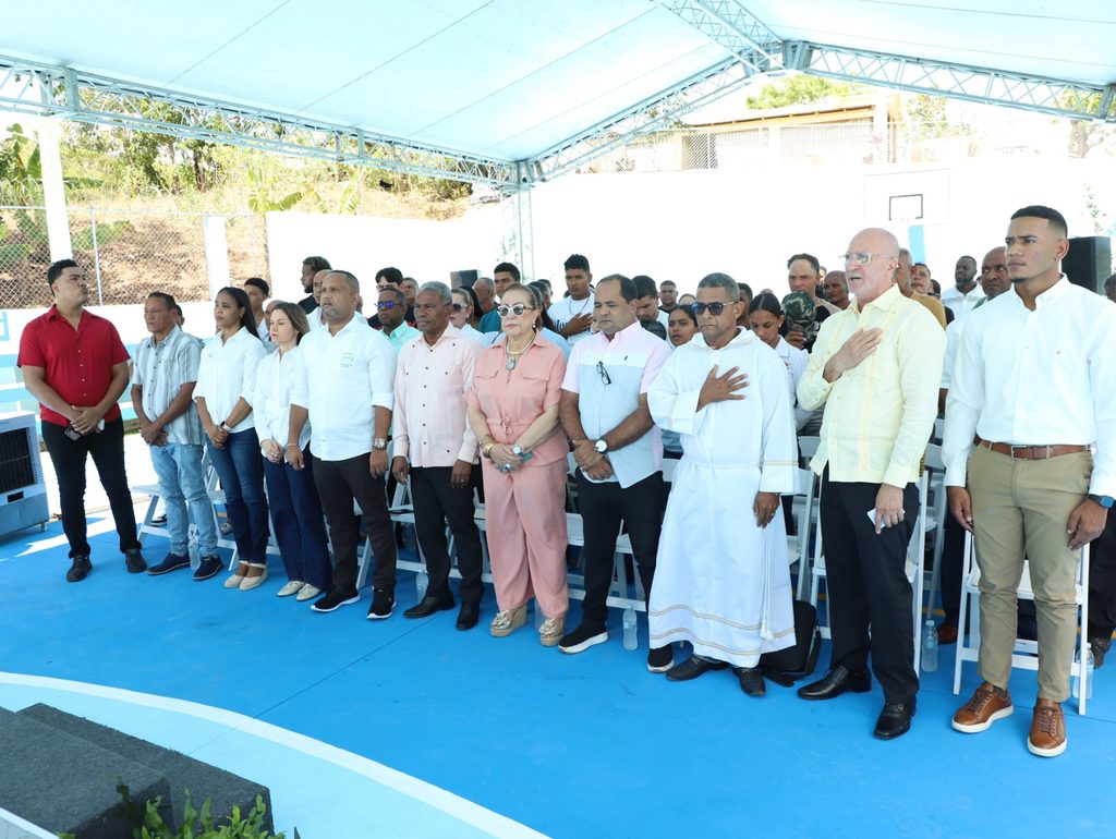 SANTIAGO (R. Dominicana).- La Empresa de Generación Hidroeléctrica Dominicana (EGEHID) dejó inaugurada una cancha mixta de baloncesto y voleibol, así como un mirador recreativo en el municipio de Baitoa, en Santiago, como parte del compromiso social de contribuir en el desarrollo de comunidades cercanas a los complejos hidroeléctricos.