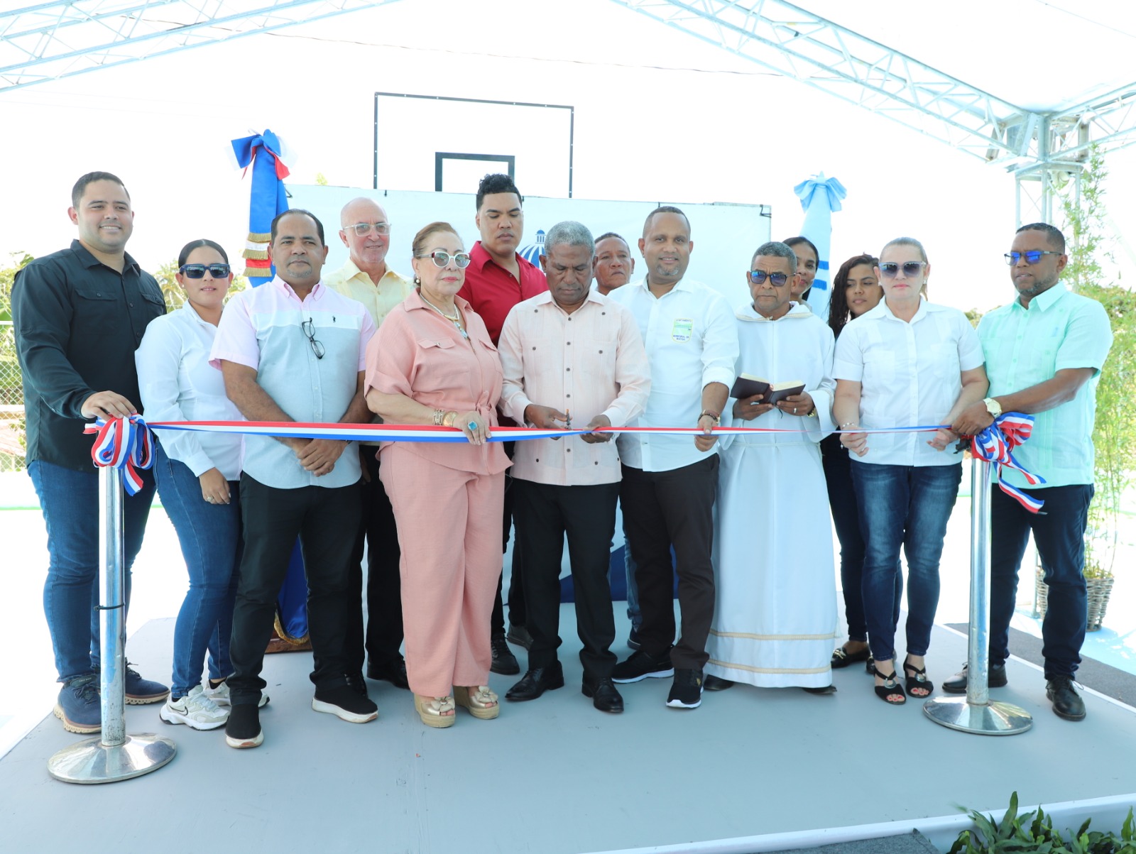 SANTIAGO (R. Dominicana).- La Empresa de Generación Hidroeléctrica Dominicana (EGEHID) dejó inaugurada una cancha mixta de baloncesto y voleibol, así como un mirador recreativo en el municipio de Baitoa, en Santiago, como parte del compromiso social de contribuir en el desarrollo de comunidades cercanas a los complejos hidroeléctricos.