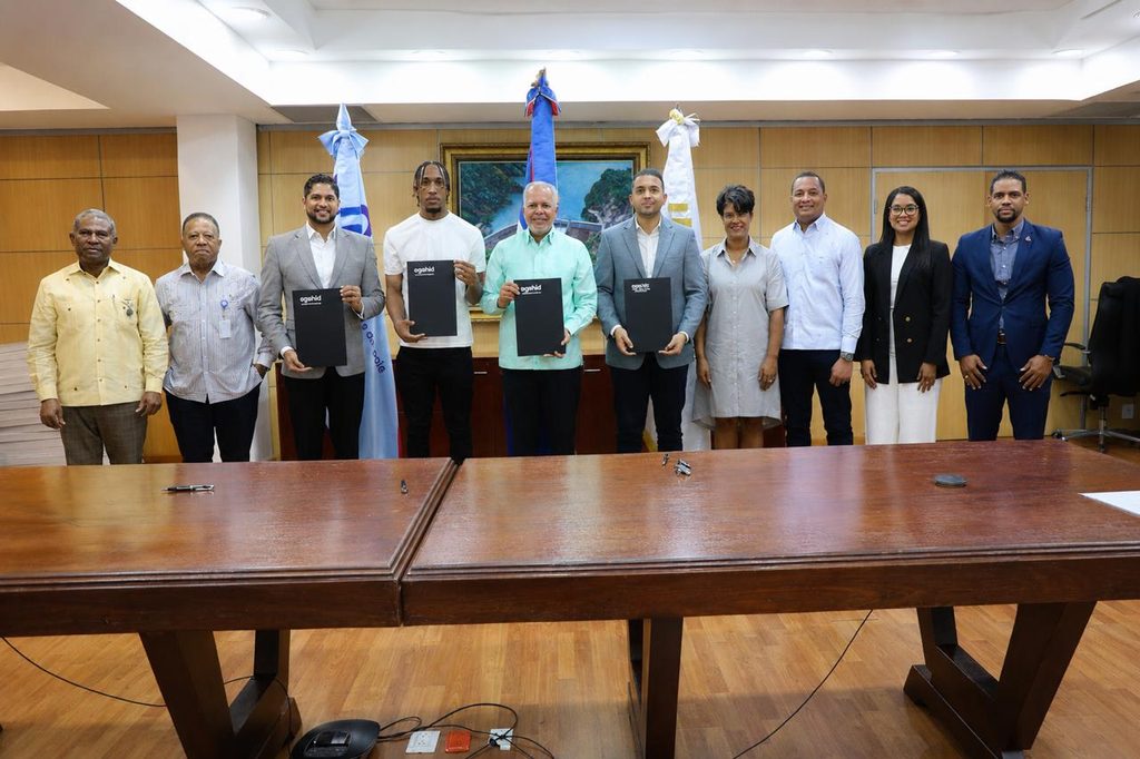 SANTO DOMINGO (R. Dominicana).- La Empresa de Generación Hidroeléctrica Dominicana (EGEHID), el Ministerio de la Juventud y la Oficina Senatorial de San Cristóbal suscribieron un acuerdo interinstitucional para impulsar el deporte como herramienta de formación y desarrollo integral de los jóvenes, con énfasis en las comunidades ubicadas en las zonas de influencia de las instalaciones hidroeléctricas.