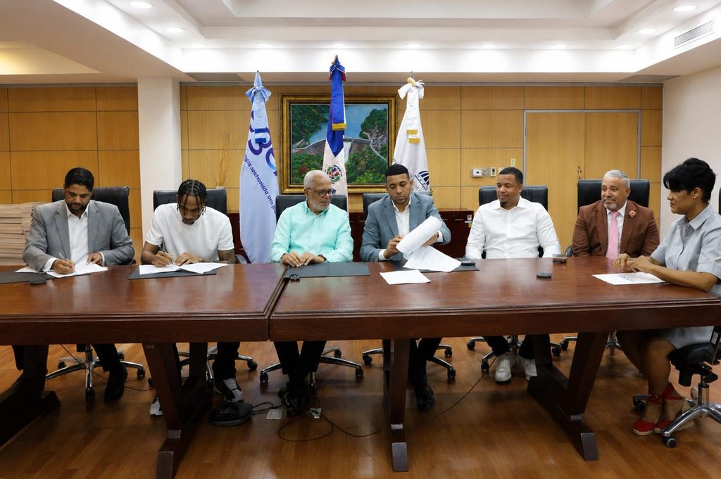 SANTO DOMINGO (R. Dominicana).- La Empresa de Generación Hidroeléctrica Dominicana (EGEHID), el Ministerio de la Juventud y la Oficina Senatorial de San Cristóbal suscribieron un acuerdo interinstitucional para impulsar el deporte como herramienta de formación y desarrollo integral de los jóvenes, con énfasis en las comunidades ubicadas en las zonas de influencia de las instalaciones hidroeléctricas.