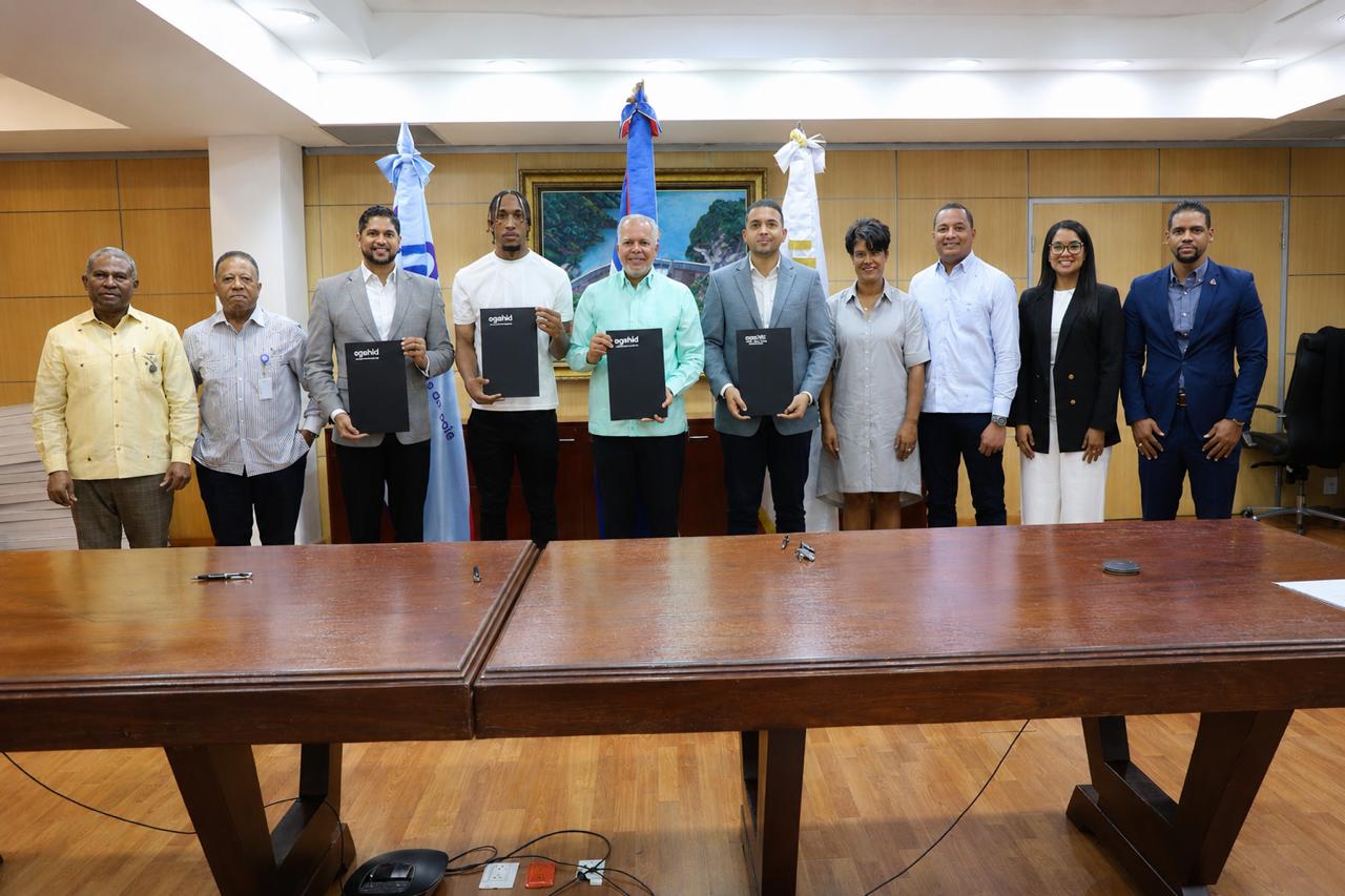 SANTO DOMINGO (R. Dominicana).- La Empresa de Generación Hidroeléctrica Dominicana (EGEHID), el Ministerio de la Juventud y la Oficina Senatorial de San Cristóbal suscribieron un acuerdo interinstitucional para impulsar el deporte como herramienta de formación y desarrollo integral de los jóvenes, con énfasis en las comunidades ubicadas en las zonas de influencia de las instalaciones hidroeléctricas.