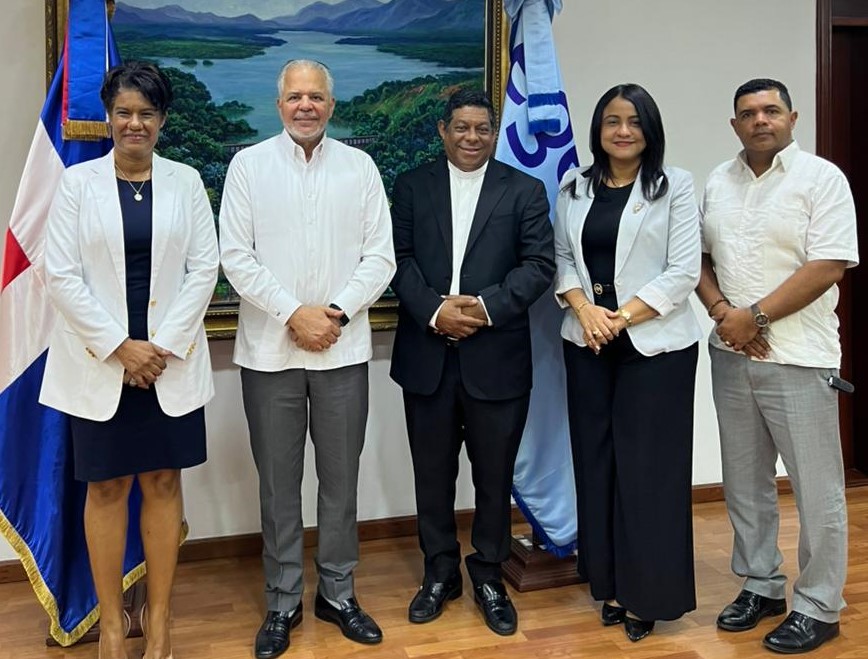 El administrador de la Empresa de Generación Hidroeléctrica Dominicana (EGEHID), ingeniero Rafael Salazar , recibió una delegación de alto nivel de la Universidad Católica del Cibao (UCATECI) , con la cual conversó sobre la posibilidad de explorar posibles acciones conjuntas relacionadas con el Proyecto de Aprovechamiento Múltiple del Río Camú (Presa de Guaigüí) , que está construcción en la provincia de La Vega.