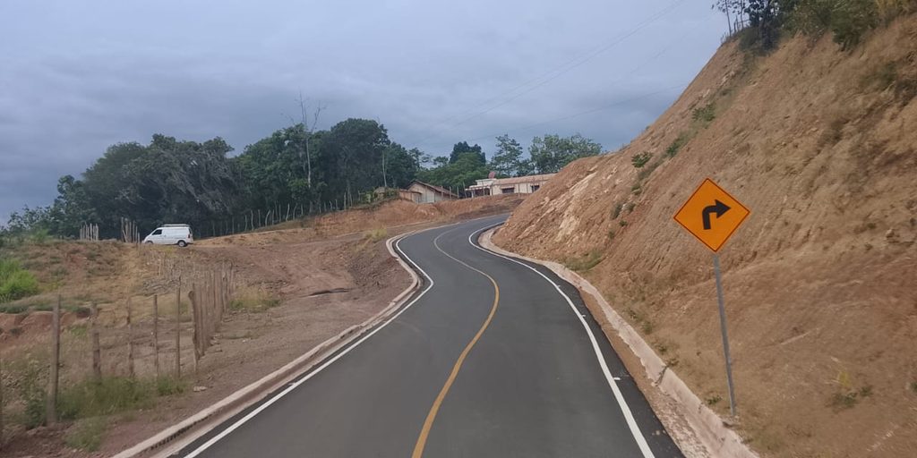 SANTIAGO (R. Dominicana).- El presidente de la República, Luis Abinader, encabezó la inauguración de la carretera El Rubio-Los Corocitos, en el distrito municipal de El Rubio, en San José de las Matas (Santiago), construida por la Empresa de Generación Hidroeléctrica Dominicana (EGEHID) mediante una inversión de RD$ 844,615,013.15.
La obra, construida en el marco del Programa de Responsabilidad Social de EGEHID, incluyó asfaltado, muro de gaviones, terminación de rasante, disipadores, aceras, contenes, canaletas, encaches, cortes en taludes, drenaje pluvial longitudinal y transversal, así como señalización.