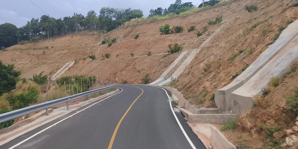 SANTIAGO (R. Dominicana).- El presidente de la República, Luis Abinader, encabezó la inauguración de la carretera El Rubio-Los Corocitos, en el distrito municipal de El Rubio, en San José de las Matas (Santiago), construida por la Empresa de Generación Hidroeléctrica Dominicana (EGEHID) mediante una inversión de RD$ 844,615,013.15.
La obra, construida en el marco del Programa de Responsabilidad Social de EGEHID, incluyó asfaltado, muro de gaviones, terminación de rasante, disipadores, aceras, contenes, canaletas, encaches, cortes en taludes, drenaje pluvial longitudinal y transversal, así como señalización.
