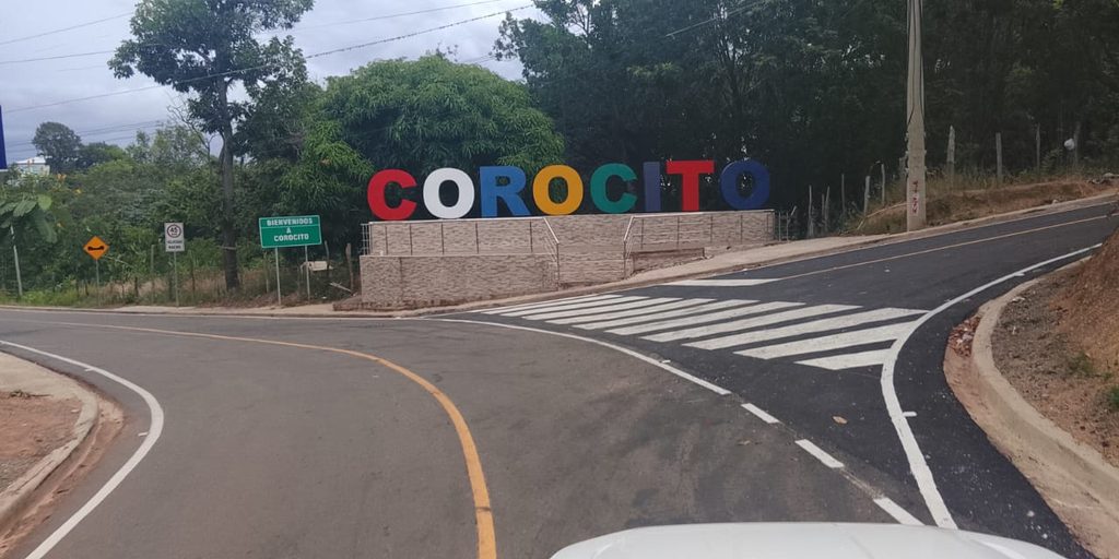 SANTIAGO (R. Dominicana).- El presidente de la República, Luis Abinader, encabezó la inauguración de la carretera El Rubio-Los Corocitos, en el distrito municipal de El Rubio, en San José de las Matas (Santiago), construida por la Empresa de Generación Hidroeléctrica Dominicana (EGEHID) mediante una inversión de RD$ 844,615,013.15.
La obra, construida en el marco del Programa de Responsabilidad Social de EGEHID, incluyó asfaltado, muro de gaviones, terminación de rasante, disipadores, aceras, contenes, canaletas, encaches, cortes en taludes, drenaje pluvial longitudinal y transversal, así como señalización.