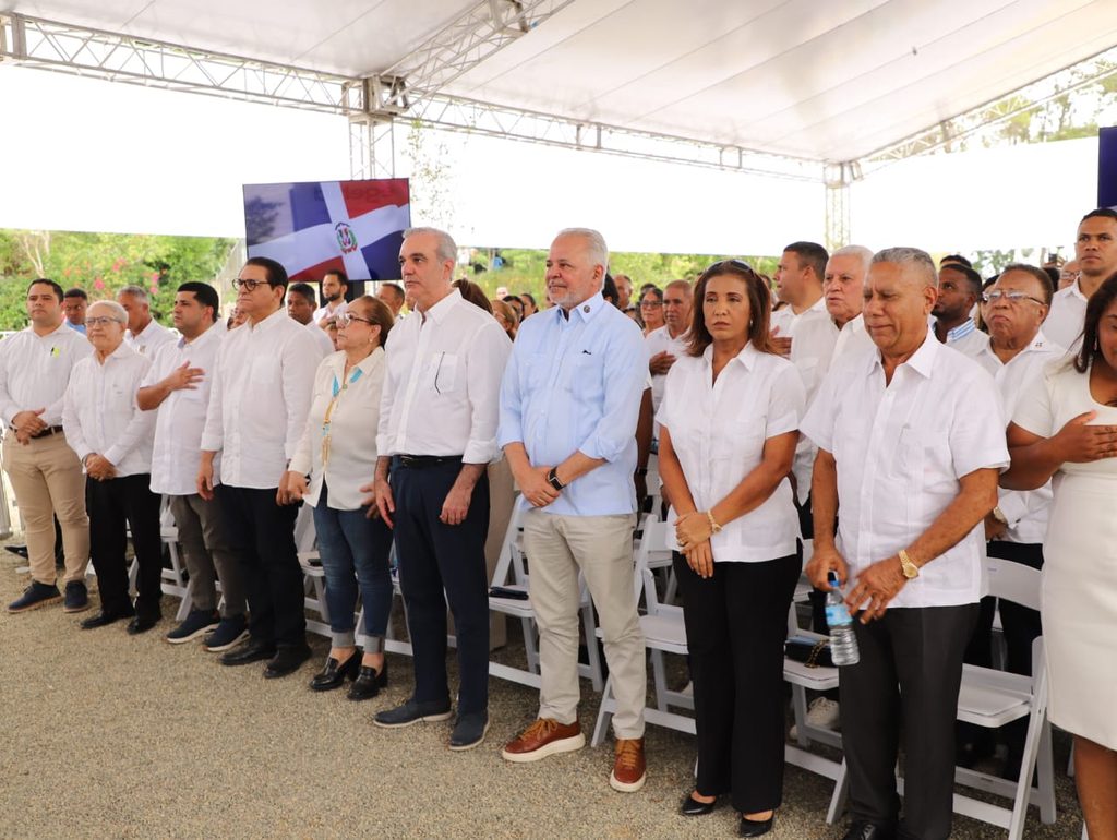SANTIAGO (R. Dominicana).- El presidente de la República, Luis Abinader, encabezó la inauguración de la carretera El Rubio-Los Corocitos, en el distrito municipal de El Rubio, en San José de las Matas (Santiago), construida por la Empresa de Generación Hidroeléctrica Dominicana (EGEHID) mediante una inversión de RD$ 844,615,013.15.
La obra, construida en el marco del Programa de Responsabilidad Social de EGEHID, incluyó asfaltado, muro de gaviones, terminación de rasante, disipadores, aceras, contenes, canaletas, encaches, cortes en taludes, drenaje pluvial longitudinal y transversal, así como señalización.