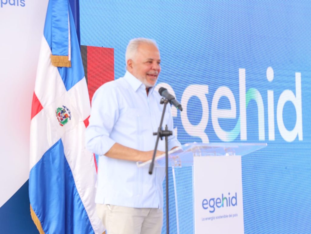 SANTIAGO (R. Dominicana).- El presidente de la República, Luis Abinader, encabezó la inauguración de la carretera El Rubio-Los Corocitos, en el distrito municipal de El Rubio, en San José de las Matas (Santiago), construida por la Empresa de Generación Hidroeléctrica Dominicana (EGEHID) mediante una inversión de RD$ 844,615,013.15.
La obra, construida en el marco del Programa de Responsabilidad Social de EGEHID, incluyó asfaltado, muro de gaviones, terminación de rasante, disipadores, aceras, contenes, canaletas, encaches, cortes en taludes, drenaje pluvial longitudinal y transversal, así como señalización.