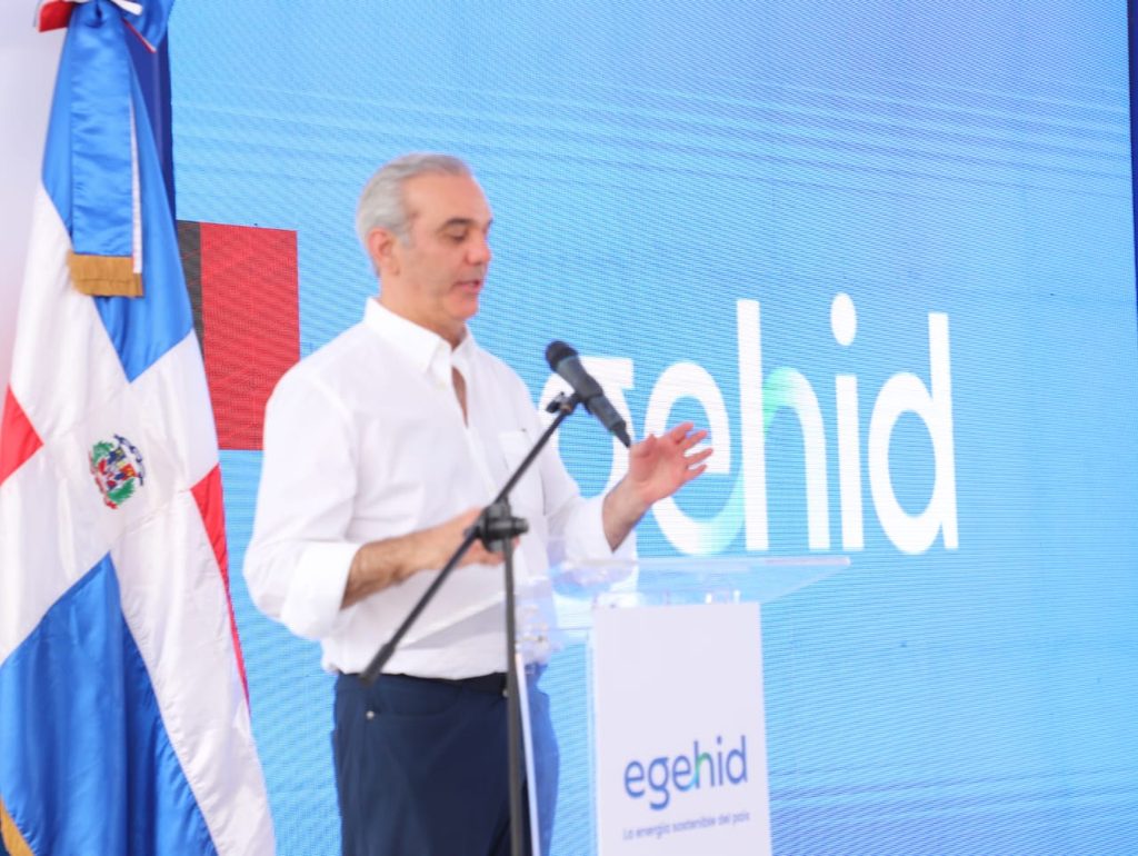 SANTIAGO (R. Dominicana).- El presidente de la República, Luis Abinader, encabezó la inauguración de la carretera El Rubio-Los Corocitos, en el distrito municipal de El Rubio, en San José de las Matas (Santiago), construida por la Empresa de Generación Hidroeléctrica Dominicana (EGEHID) mediante una inversión de RD$ 844,615,013.15.
La obra, construida en el marco del Programa de Responsabilidad Social de EGEHID, incluyó asfaltado, muro de gaviones, terminación de rasante, disipadores, aceras, contenes, canaletas, encaches, cortes en taludes, drenaje pluvial longitudinal y transversal, así como señalización.