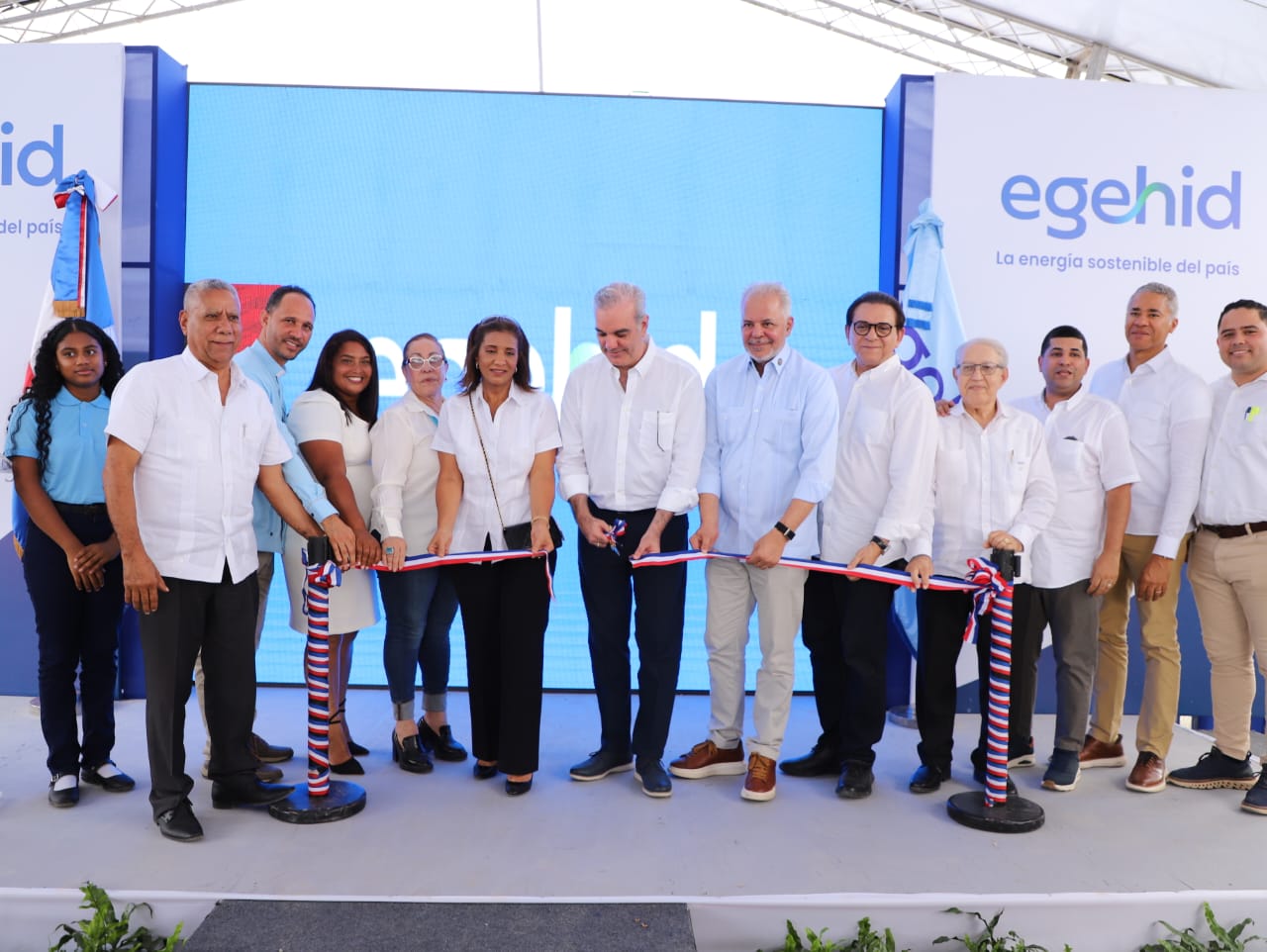 SANTIAGO (R. Dominicana).- El presidente de la República, Luis Abinader, encabezó la inauguración de la carretera El Rubio-Los Corocitos, en el distrito municipal de El Rubio, en San José de las Matas (Santiago), construida por la Empresa de Generación Hidroeléctrica Dominicana (EGEHID) mediante una inversión de RD$ 844,615,013.15. La obra, construida en el marco del Programa de Responsabilidad Social de EGEHID, incluyó asfaltado, muro de gaviones, terminación de rasante, disipadores, aceras, contenes, canaletas, encaches, cortes en taludes, drenaje pluvial longitudinal y transversal, así como señalización.