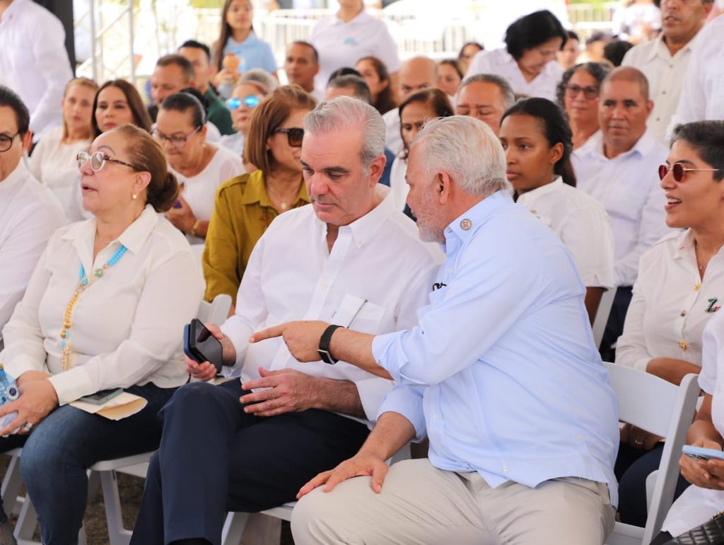 SANTIAGO (R. Dominicana).- El presidente de la República, Luis Abinader, encabezó la inauguración de la carretera El Rubio-Los Corocitos, en el distrito municipal de El Rubio, en San José de las Matas (Santiago), construida por la Empresa de Generación Hidroeléctrica Dominicana (EGEHID) mediante una inversión de RD$ 844,615,013.15.
La obra, construida en el marco del Programa de Responsabilidad Social de EGEHID, incluyó asfaltado, muro de gaviones, terminación de rasante, disipadores, aceras, contenes, canaletas, encaches, cortes en taludes, drenaje pluvial longitudinal y transversal, así como señalización.