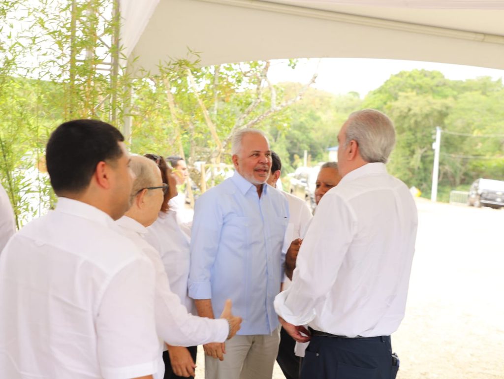 SANTIAGO (R. Dominicana).- El presidente de la República, Luis Abinader, encabezó la inauguración de la carretera El Rubio-Los Corocitos, en el distrito municipal de El Rubio, en San José de las Matas (Santiago), construida por la Empresa de Generación Hidroeléctrica Dominicana (EGEHID) mediante una inversión de RD$ 844,615,013.15.
La obra, construida en el marco del Programa de Responsabilidad Social de EGEHID, incluyó asfaltado, muro de gaviones, terminación de rasante, disipadores, aceras, contenes, canaletas, encaches, cortes en taludes, drenaje pluvial longitudinal y transversal, así como señalización.