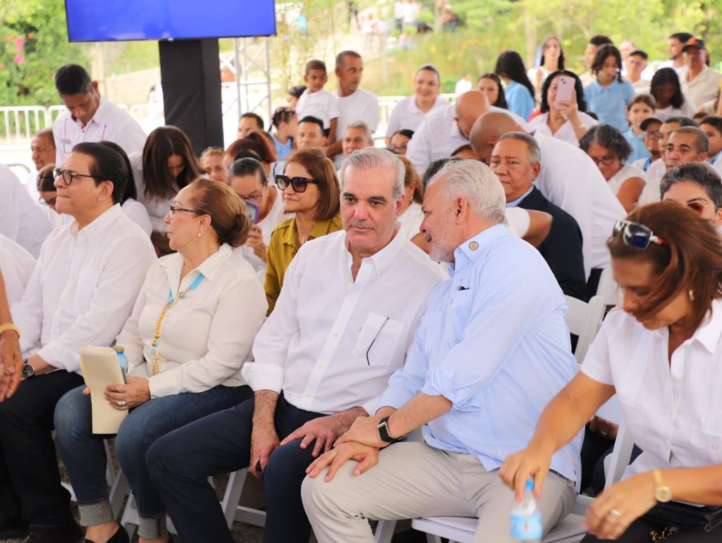 SANTIAGO (R. Dominicana).- El presidente de la República, Luis Abinader, encabezó la inauguración de la carretera El Rubio-Los Corocitos, en el distrito municipal de El Rubio, en San José de las Matas (Santiago), construida por la Empresa de Generación Hidroeléctrica Dominicana (EGEHID) mediante una inversión de RD$ 844,615,013.15.
La obra, construida en el marco del Programa de Responsabilidad Social de EGEHID, incluyó asfaltado, muro de gaviones, terminación de rasante, disipadores, aceras, contenes, canaletas, encaches, cortes en taludes, drenaje pluvial longitudinal y transversal, así como señalización.