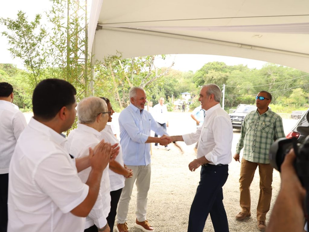SANTIAGO (R. Dominicana).- El presidente de la República, Luis Abinader, encabezó la inauguración de la carretera El Rubio-Los Corocitos, en el distrito municipal de El Rubio, en San José de las Matas (Santiago), construida por la Empresa de Generación Hidroeléctrica Dominicana (EGEHID) mediante una inversión de RD$ 844,615,013.15.
La obra, construida en el marco del Programa de Responsabilidad Social de EGEHID, incluyó asfaltado, muro de gaviones, terminación de rasante, disipadores, aceras, contenes, canaletas, encaches, cortes en taludes, drenaje pluvial longitudinal y transversal, así como señalización.