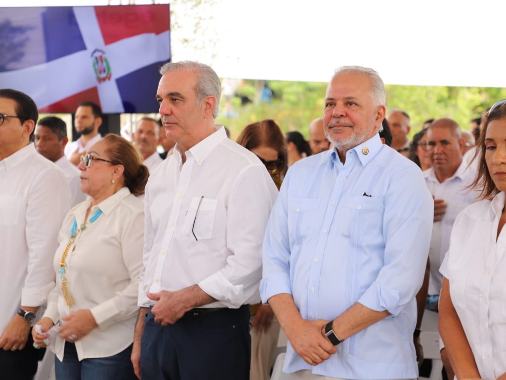 SANTIAGO (R. Dominicana).- El presidente de la República, Luis Abinader, encabezó la inauguración de la carretera El Rubio-Los Corocitos, en el distrito municipal de El Rubio, en San José de las Matas (Santiago), construida por la Empresa de Generación Hidroeléctrica Dominicana (EGEHID) mediante una inversión de RD$ 844,615,013.15.
La obra, construida en el marco del Programa de Responsabilidad Social de EGEHID, incluyó asfaltado, muro de gaviones, terminación de rasante, disipadores, aceras, contenes, canaletas, encaches, cortes en taludes, drenaje pluvial longitudinal y transversal, así como señalización.