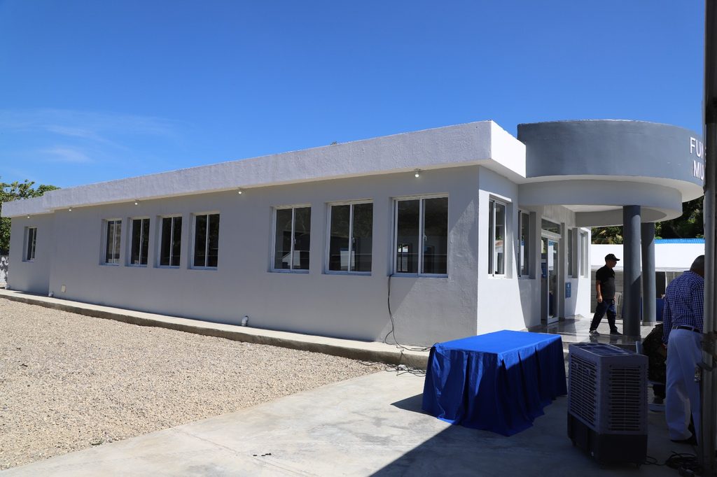 VALVERDE (R. Dominicana).- La Empresa de Generación Hidroeléctrica Dominicana (EGEHID) inauguró una funeraria en el municipio de Laguna Salada, provincia de Valverde, construida con una inversión de RD$ 12,393,036.72.