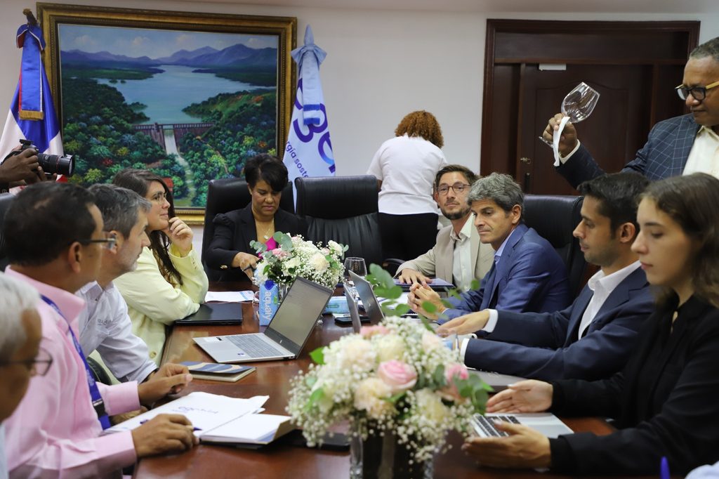 SANTO DOMINGO (R. Dominicana).- La Empresa de Generación Hidroeléctrica Dominicana (EGEHID) y la Agencia Francesa de Desarrollo (AFD) sostuvieron el primer encuentro de trabajo de evaluación de los aspectos técnicos y los estudios relacionados con el proyecto de financiamiento para la rehabilitación, modernización y repotenciación de las centrales hidroeléctricas del país.