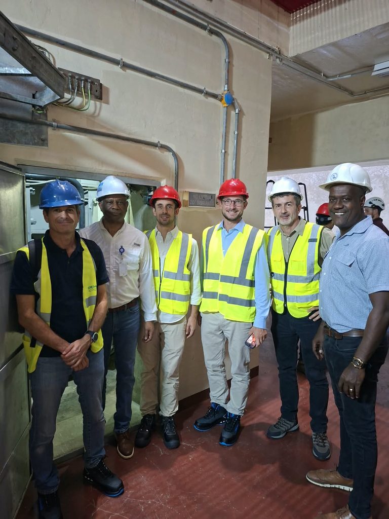 SANTO DOMINGO (R. Dominicana).- Una misión de la Agencia Francesa de Desarrollo (AFD) que se encentra en la República Dominicana visitó las centrales hidroeléctricas de Jigüey y Aguacate, en la cuenca del río Nizao, en el marco del Proyecto De Modernización y Repotenciación de las Centrales Hidroeléctricas del Gobierno dominicano, a través de la Empresa de Generación Hidroeléctrica Dominicana (EGEHID).