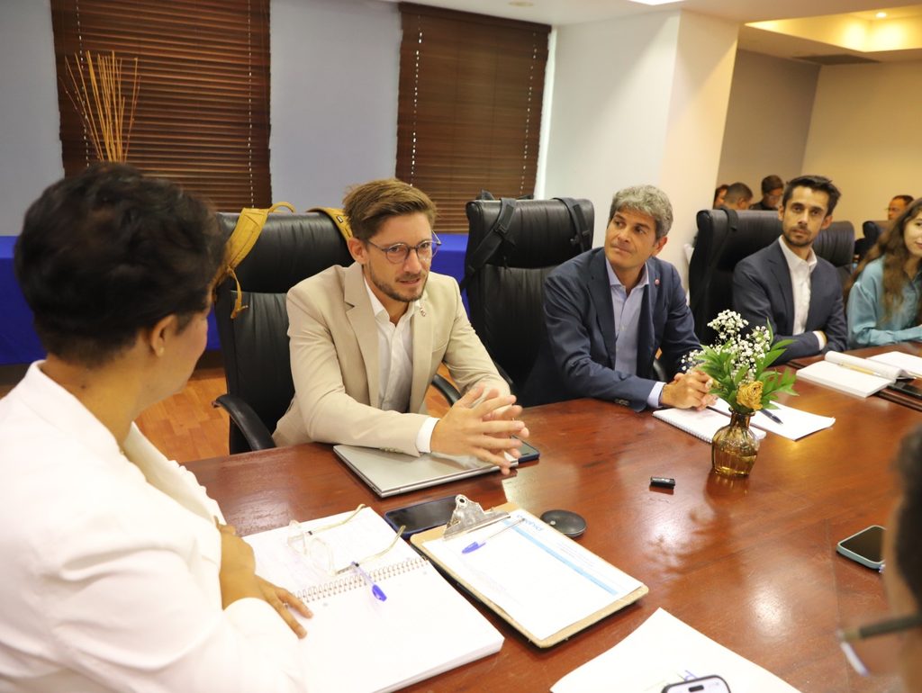 SANTO DOMINGO (R. Dominicana).- La Empresa de Generación Hidroeléctrica Dominicana (EGEHID) despidió a la misión de la Agencia Francesa de Desarrollo (AFD), que visitó el país para realizar un levantamiento técnico en varias centrales hidroeléctricas, como parte del proceso de evaluación para el financiamiento del proyecto de modernización y repotenciación de las hidroeléctricas.