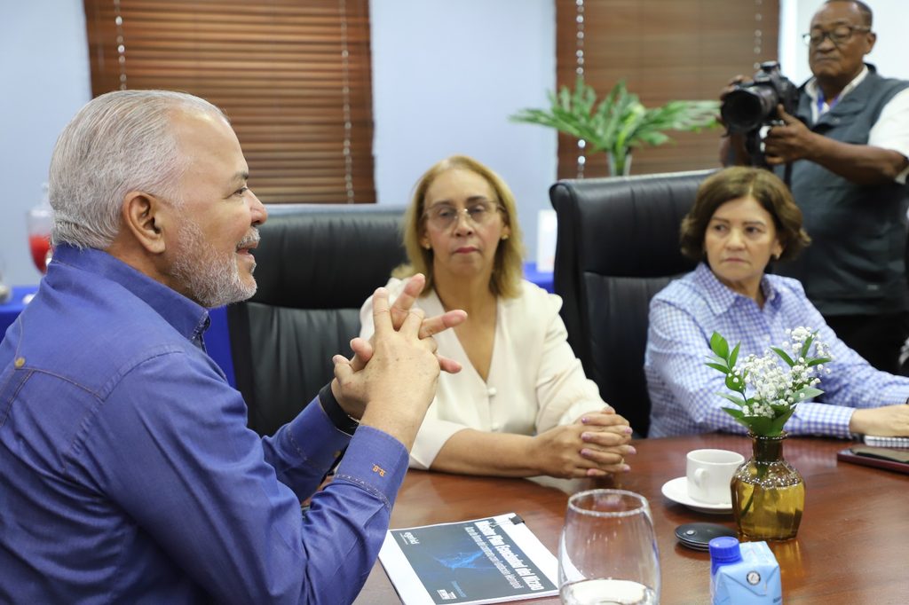 SANTO DOMINGO (R. Dominicana).- La Empresa de Generación Hidroeléctrica Dominicana (EGEHID) suscribió un acuerdo con la Fundación Metrópoli para la formulación de un estudio y plan de estrategia territorial en la cuenca baja del río Nizao.