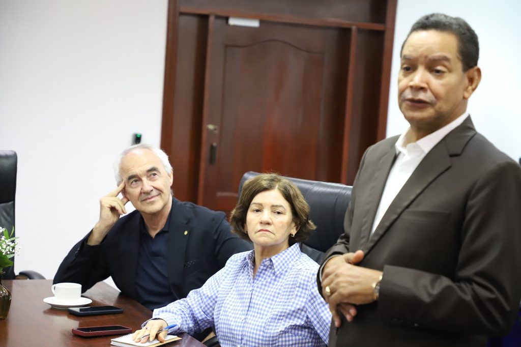 SANTO DOMINGO (R. Dominicana).- La Empresa de Generación Hidroeléctrica Dominicana (EGEHID) suscribió un acuerdo con la Fundación Metrópoli para la formulación de un estudio y plan de estrategia territorial en la cuenca baja del río Nizao.