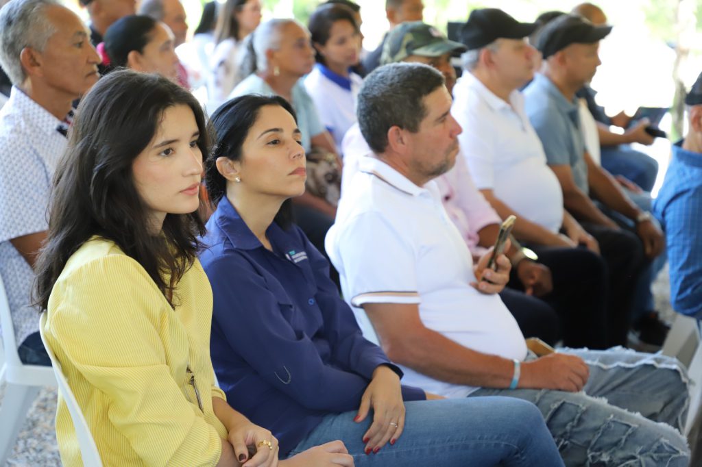LA VEGA (R. Dominicana).- La Empresa de Generación Hidroeléctrica Dominicana (EGEHID) celebró una jornada de vista pública sobre el Proyecto de Aprovechamiento Múltiple del Río Camú (presa de Guaigüí), en la que participaron representantes de la comunidad, organizaciones ambientalistas, eclesiales y autoridades de La Vega.