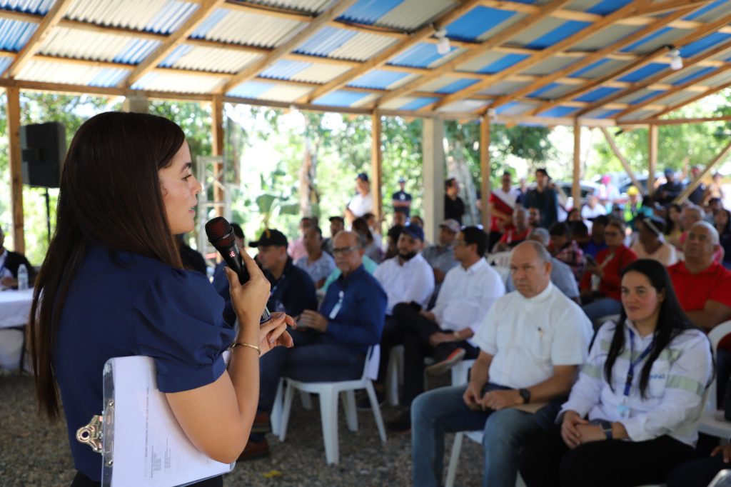 LA VEGA (R. Dominicana).- La Empresa de Generación Hidroeléctrica Dominicana (EGEHID) celebró una jornada de vista pública sobre el Proyecto de Aprovechamiento Múltiple del Río Camú (presa de Guaigüí), en la que participaron representantes de la comunidad, organizaciones ambientalistas, eclesiales y autoridades de La Vega.