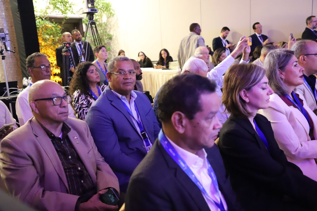 SANTO DOMINGO (R. Dominicana).- La presidenta del Consejo de Administración de la Empresa de Generación Hidroeléctrica Dominicana (EGEHID), doctora Rosa Ysabel Ruiz, propuso fortalecer la resiliencia energética mediante una mayor integración regional, sistemas especializados para evaluar riesgos multidimensionales, marcos regulatorios adaptados a los nuevos desafíos y una planificación que contemple la generación, la flexibilidad y el almacenamiento de energía.
