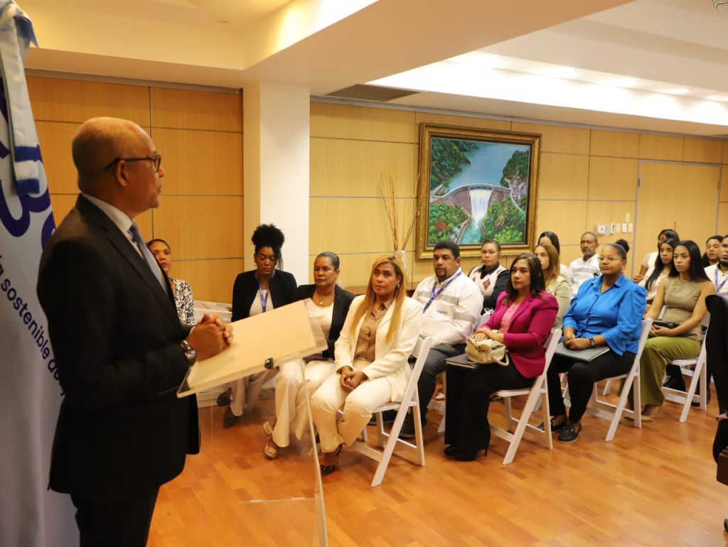 SANTO DOMINGO (R. Dominicana).- Colaboradores de la Empresa de Generación Hidroeléctrica Dominicana (EGEHID) recibieron certificados de participación sobre la Ley 47-25, de Compras y Contrataciones Públicas, impartido por la Alianza Dominicana Contra la Corrupción (ADOCCO).