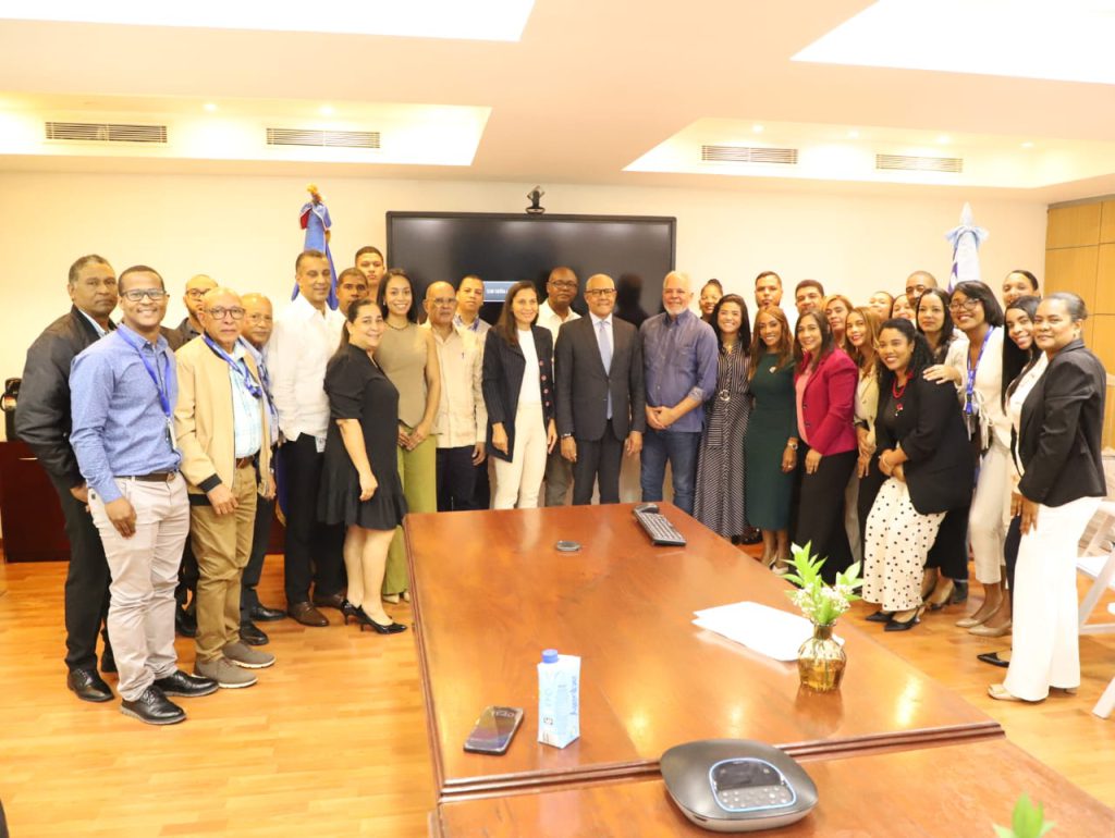 SANTO DOMINGO (R. Dominicana).- Colaboradores de la Empresa de Generación Hidroeléctrica Dominicana (EGEHID) recibieron certificados de participación sobre la Ley 47-25, de Compras y Contrataciones Públicas, impartido por la Alianza Dominicana Contra la Corrupción (ADOCCO).