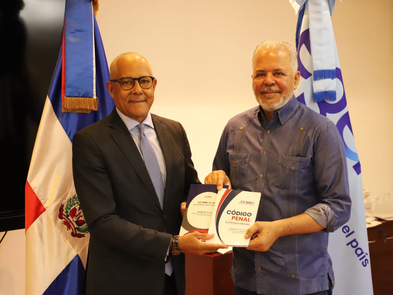 SANTO DOMINGO (R. Dominicana).- Colaboradores de la Empresa de Generación Hidroeléctrica Dominicana (EGEHID) recibieron certificados de participación sobre la Ley 47-25, de Compras y Contrataciones Públicas, impartido por la Alianza Dominicana Contra la Corrupción (ADOCCO).
