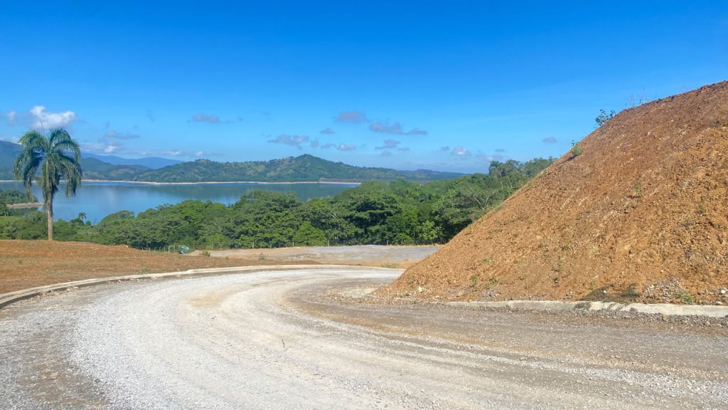 La Empresa de Generación Hidroeléctrica Dominicana (EGEHID) avanza en la construcción de la carretera Bulevar Presa de Hatillo, una obra que enlaza las provincias de Sánchez Ramírez y Monseñor Nouel a través de un corredor ecoturístico.