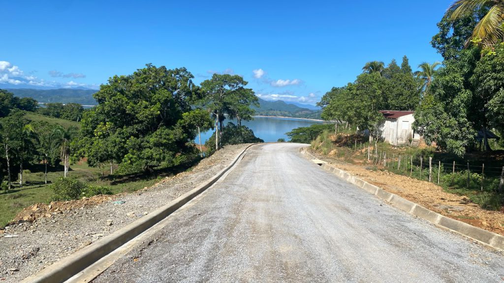 La Empresa de Generación Hidroeléctrica Dominicana (EGEHID) avanza en la construcción de la carretera Bulevar Presa de Hatillo, una obra que enlaza las provincias de Sánchez Ramírez y Monseñor Nouel a través de un corredor ecoturístico.