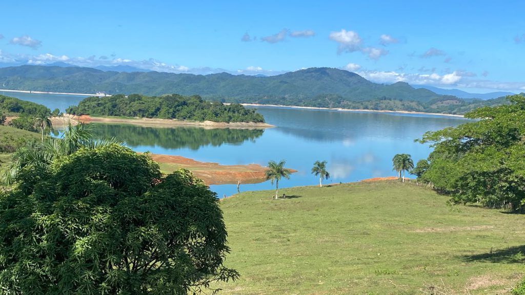 La Empresa de Generación Hidroeléctrica Dominicana (EGEHID) avanza en la construcción de la carretera Bulevar Presa de Hatillo, una obra que enlaza las provincias de Sánchez Ramírez y Monseñor Nouel a través de un corredor ecoturístico.