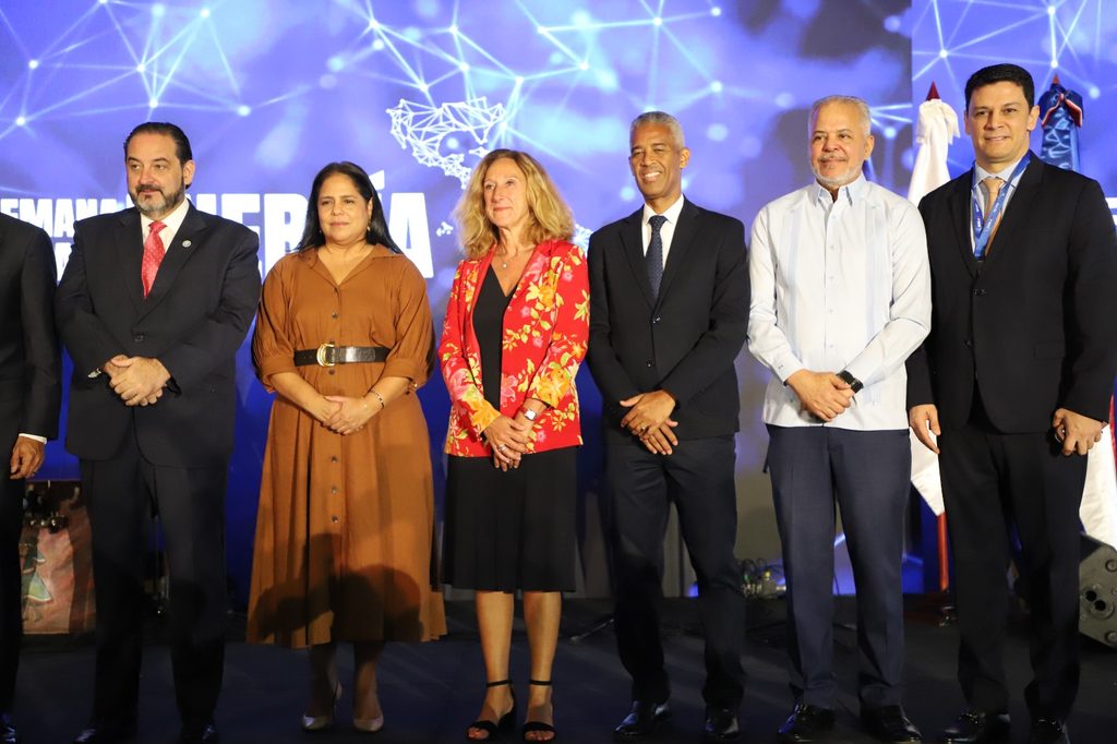 SANTO DOMINGO (R. Dominicana).- El administrador de la Empresa de Generación Hidroeléctrica Dominicana (EGEHID), ingeniero Rafael Salazar, participó de la apertura de la XI Semana de la Energía, realizada por la Organización Latinoamericana y Caribeña de Energía (OLACDE) y el Ministerio de Energía y Minas.