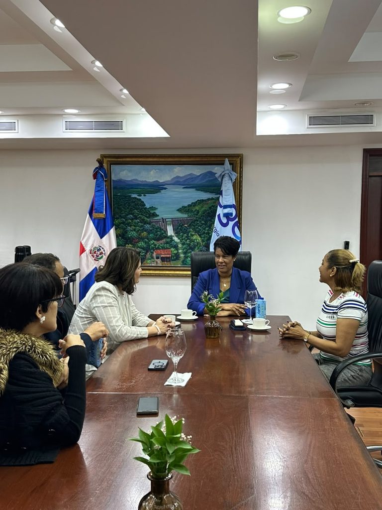SANTO DOMINGO (R. Dominicana).- La presidenta del Consejo de Administración de la Empresa de Generación Hidroeléctrica Dominicana (EGEHID), doctora Rosa Ysabel Ruiz, recibió la visita de la experta brasileña en hidroelectricidad, Ángela Livino.