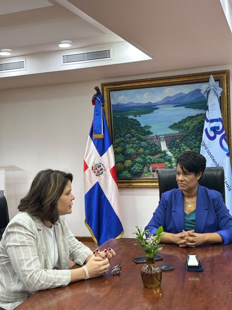 SANTO DOMINGO (R. Dominicana).- La presidenta del Consejo de Administración de la Empresa de Generación Hidroeléctrica Dominicana (EGEHID), doctora Rosa Ysabel Ruiz, recibió la visita de la experta brasileña en hidroelectricidad, Ángela Livino.