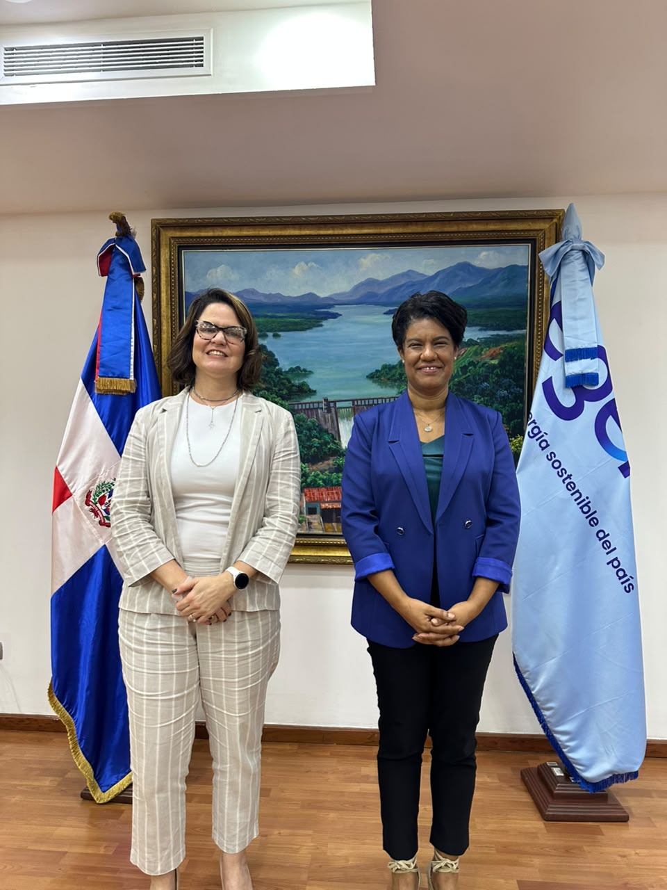 SANTO DOMINGO (R. Dominicana).- La presidenta del Consejo de Administración de la Empresa de Generación Hidroeléctrica Dominicana (EGEHID), doctora Rosa Ysabel Ruiz, recibió la visita de la experta brasileña en hidroelectricidad, Ángela Livino.