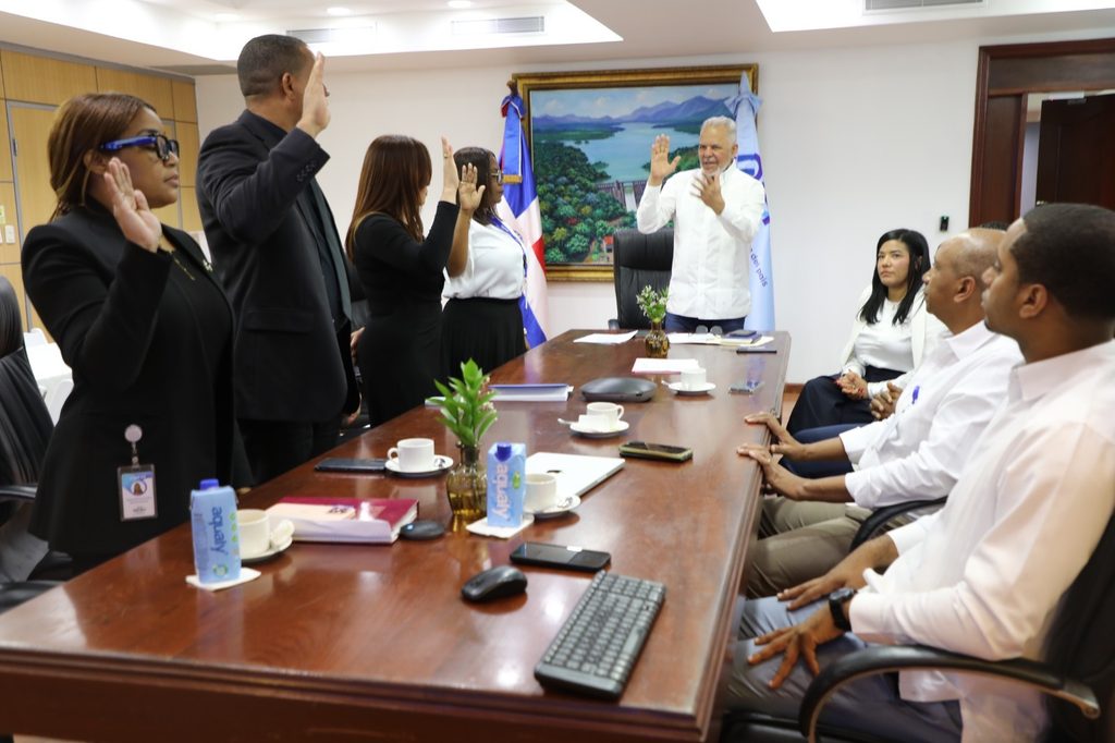 SANTO DOMINGO (R. Dominicana).- La Empresa de Generación Hidroeléctrica Dominicana (EGEHID) juramentó el Comité Electoral y el Cuerpo Técnico de la Comisión de Integridad, con lo que deja abierto el proceso interno para las postulaciones y posterior escogencia de la Comisión de Integridad Gubernamental y Cumplimiento Normativo y del Oficial de Integridad.
