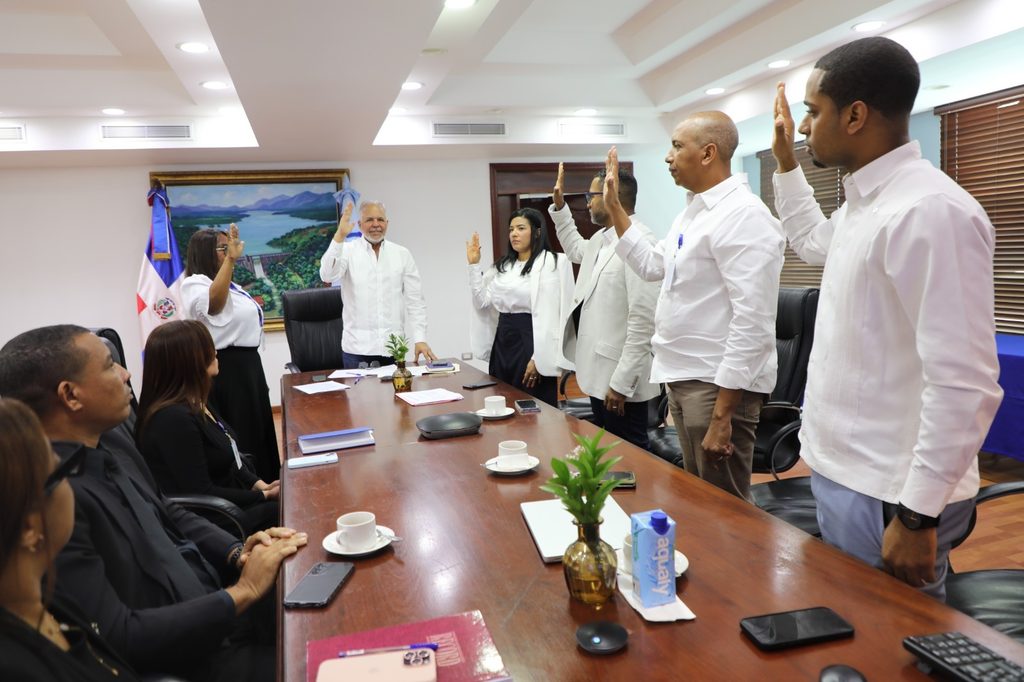 SANTO DOMINGO (R. Dominicana).- La Empresa de Generación Hidroeléctrica Dominicana (EGEHID) juramentó el Comité Electoral y el Cuerpo Técnico de la Comisión de Integridad, con lo que deja abierto el proceso interno para las postulaciones y posterior escogencia de la Comisión de Integridad Gubernamental y Cumplimiento Normativo y del Oficial de Integridad.
