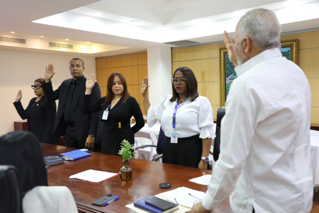 SANTO DOMINGO (R. Dominicana).- La Empresa de Generación Hidroeléctrica Dominicana (EGEHID) juramentó el Comité Electoral y el Cuerpo Técnico de la Comisión de Integridad, con lo que deja abierto el proceso interno para las postulaciones y posterior escogencia de la Comisión de Integridad Gubernamental y Cumplimiento Normativo y del Oficial de Integridad.
