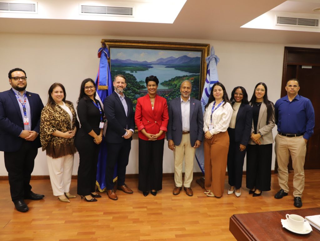 SANTO DOMINGO (R. Dominicana).- La Empresa de Generación Hidroeléctrica Dominicana (EGEHID) y el Centro de Exportación e Inversión de la República Dominicana (ProDominicana) aúnan esfuerzos estratégicos para atraer inversionistas extranjeros para diversificar y modernizar el parque energético y crear las condiciones para inyectar unos 1,000 megavatios de energía limpia a la matriz.