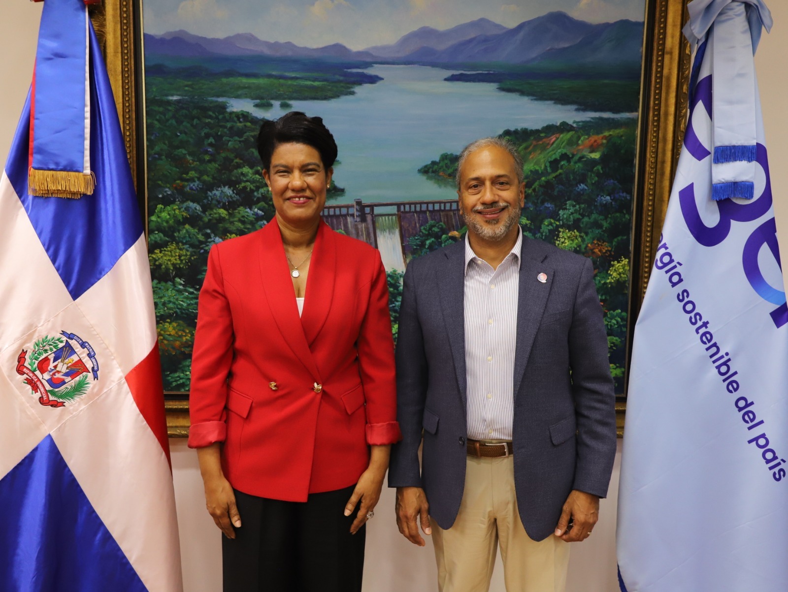 SANTO DOMINGO (R. Dominicana).- La Empresa de Generación Hidroeléctrica Dominicana (EGEHID) y el Centro de Exportación e Inversión de la República Dominicana (ProDominicana) aúnan esfuerzos estratégicos para atraer inversionistas extranjeros para diversificar y modernizar el parque energético y crear las condiciones para inyectar unos 1,000 megavatios de energía limpia a la matriz.